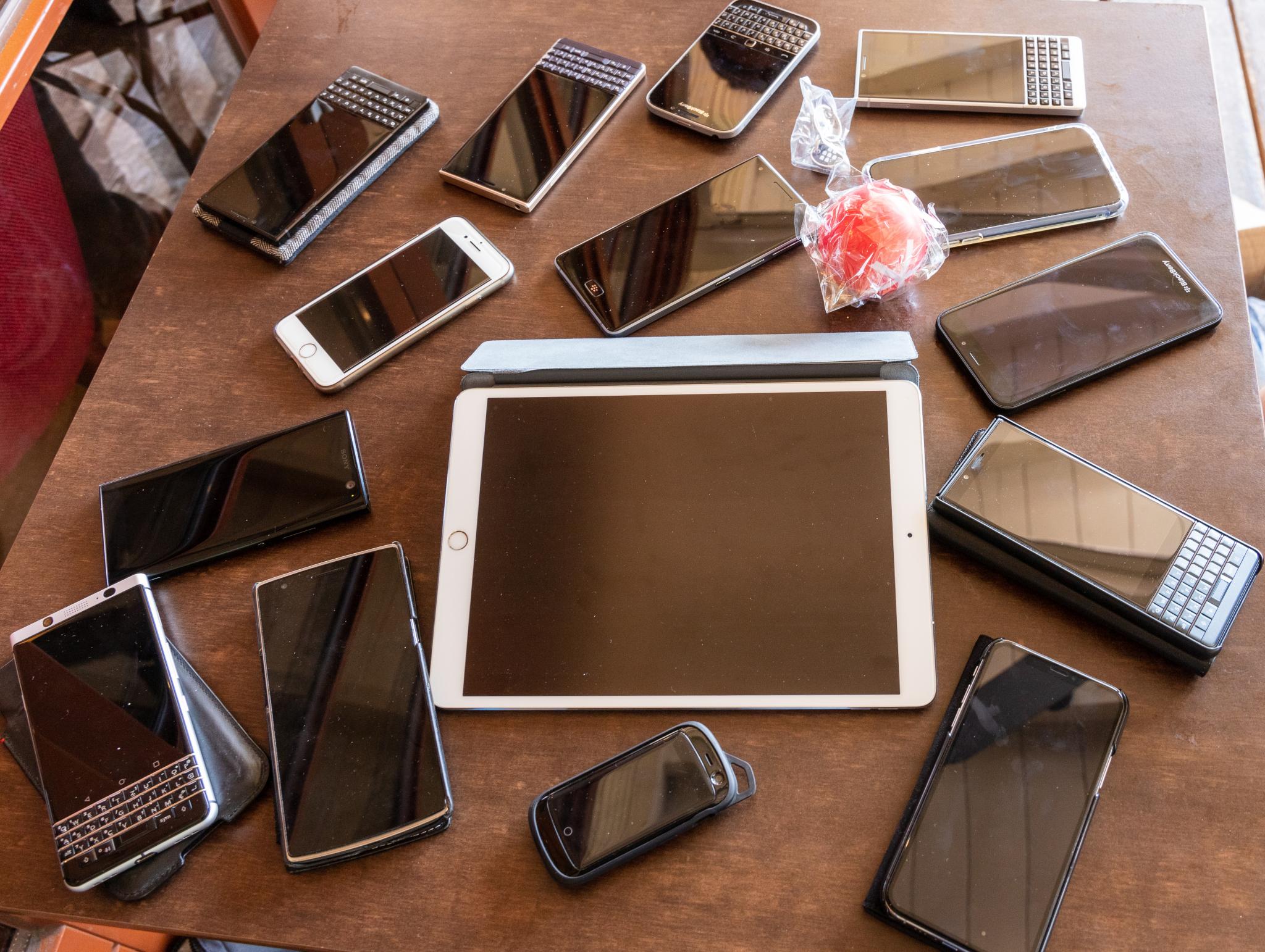 Smartphones und Tablets auf einem Tisch